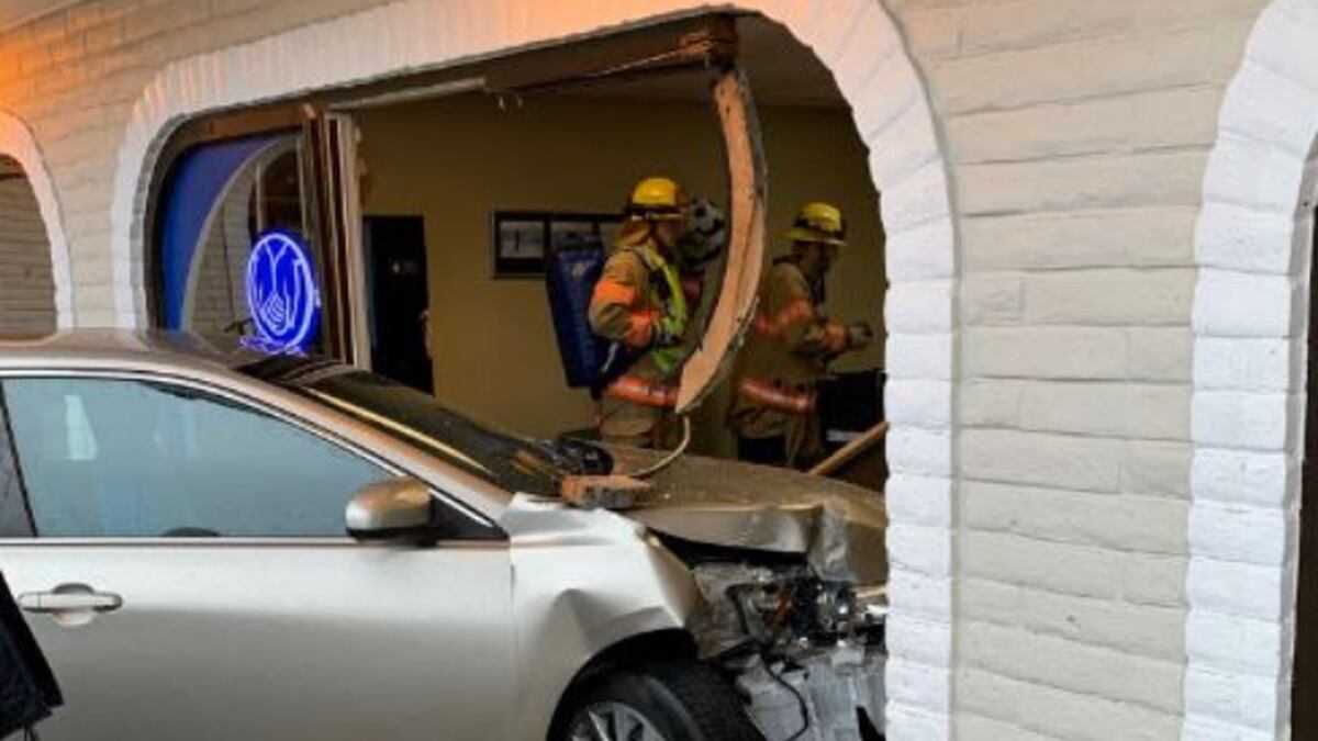 Car crashes into insurance building in Federal Way