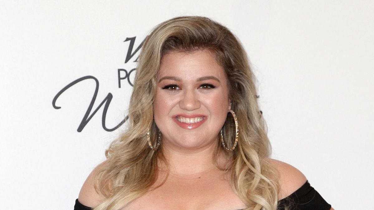 Kelly Clarkson Says She Looks Like She Had A Boob Job In New Voice Promo Pic