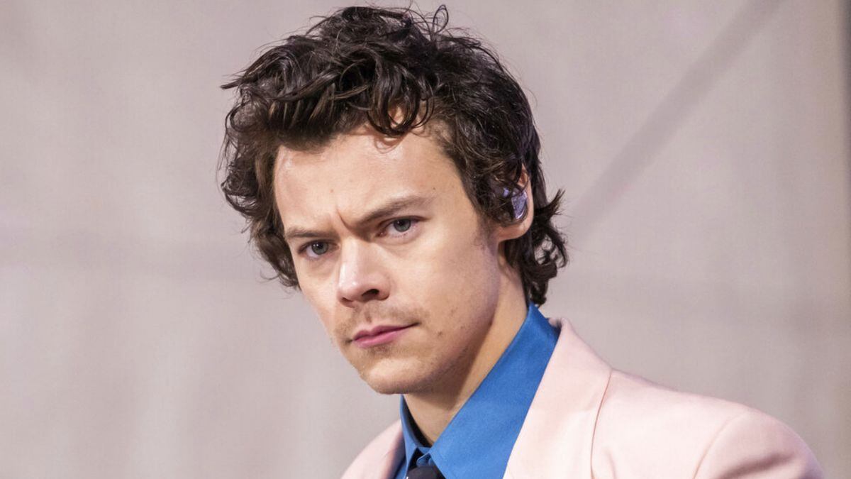 Harry Styles Is First Man To Appear Solo On Cover Of Vogue