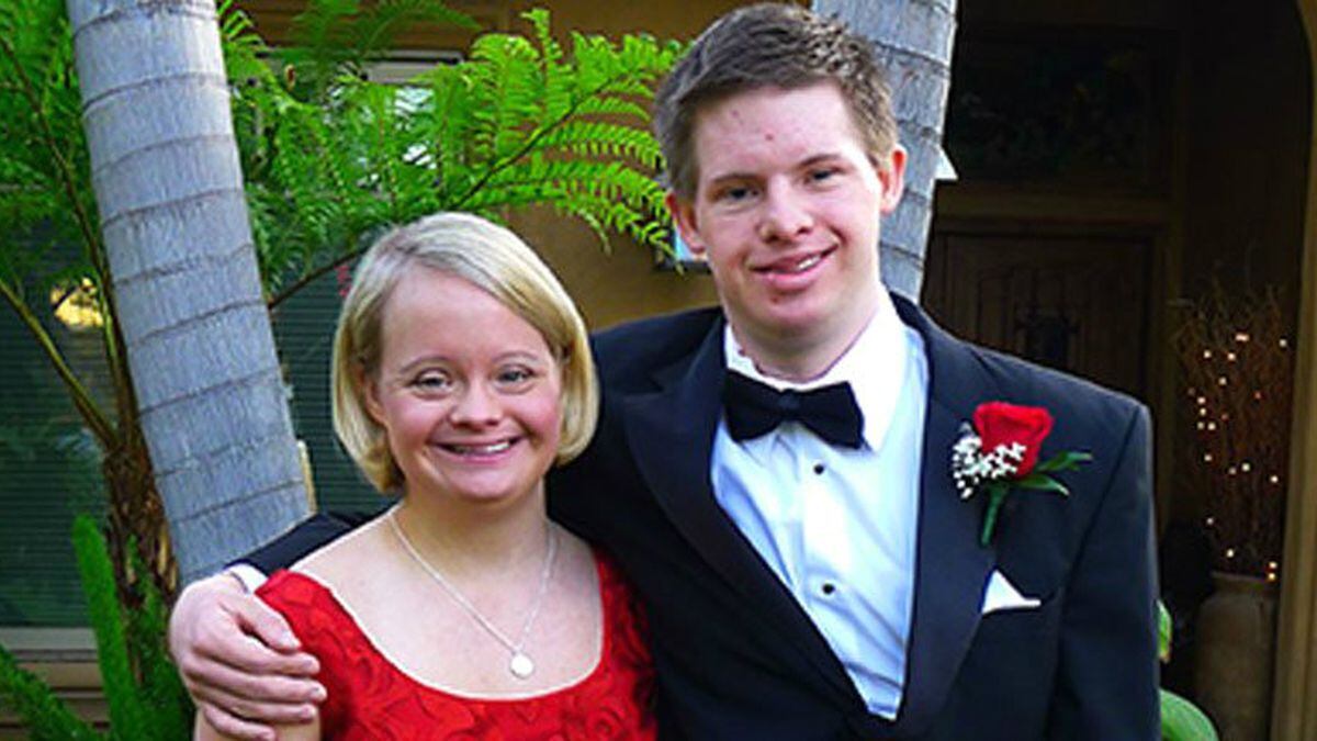 'Glee' star Lauren Potter gets promise ring from longtime boyfriend