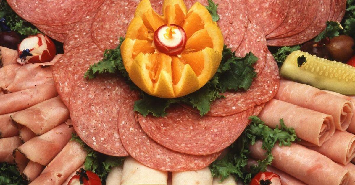 Hot dogs, salami, other cured meats associated with manic episodes, scientists say