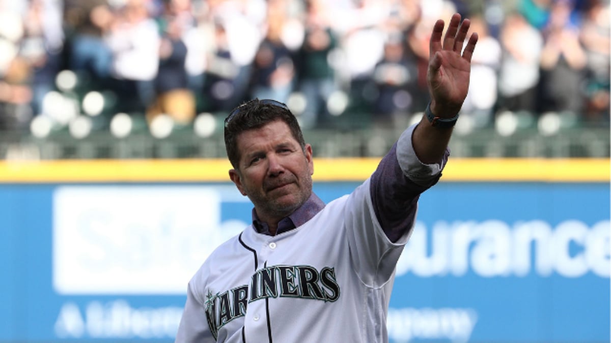Edgar Martinez tours Hall of Fame, thanks fans again