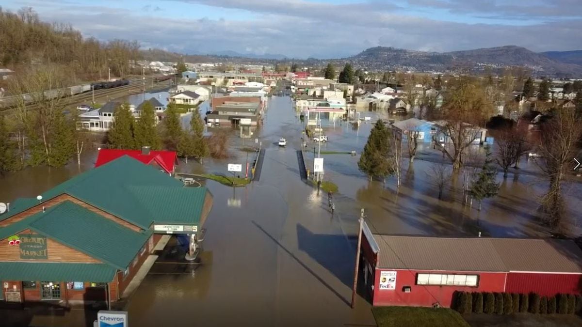 Heavy rain causes flooding, road closures in northwest Washington