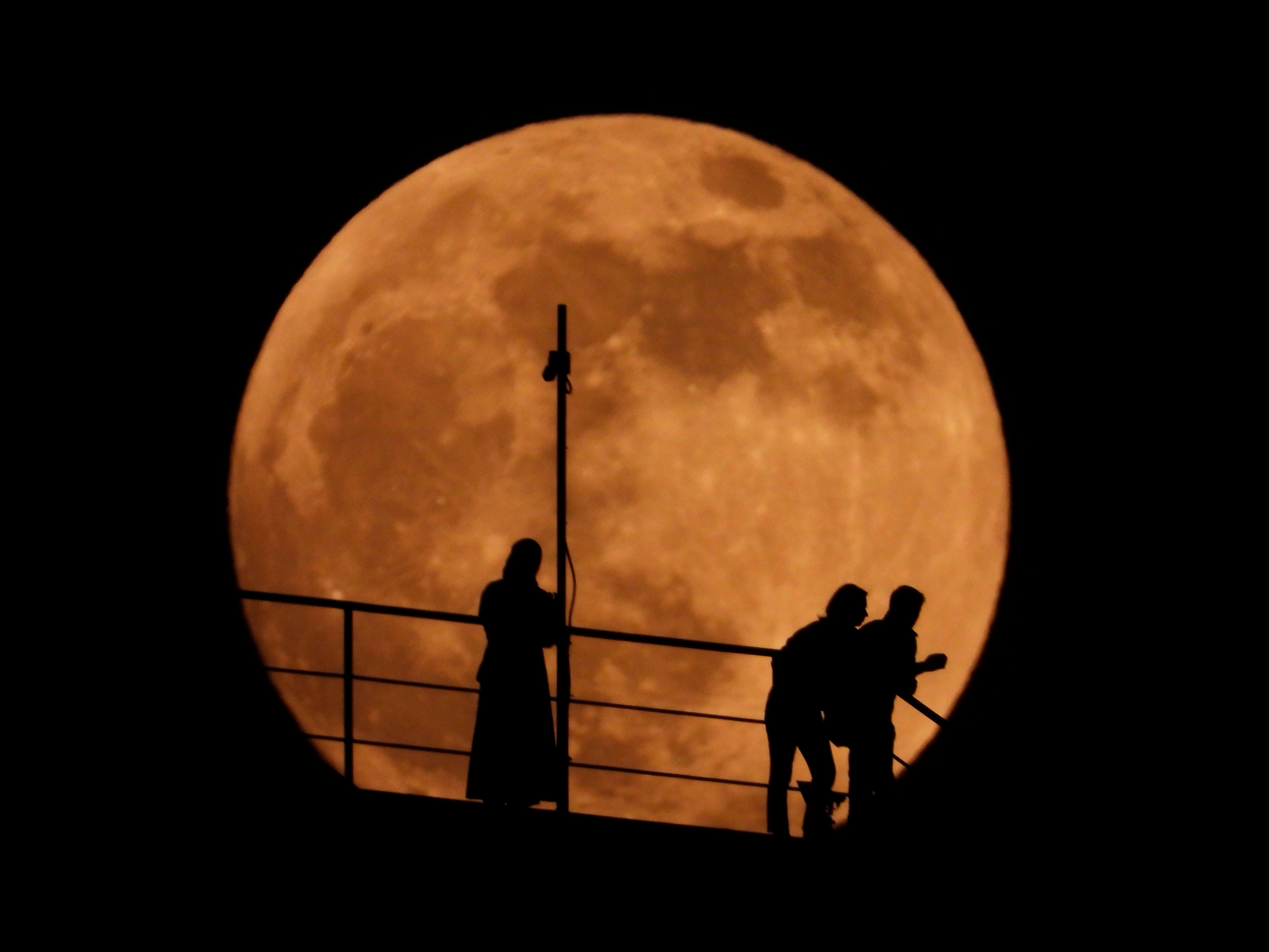 5 мая лунное. Кровавое суперлуние 2022. Лунное затмение 16 мая 2022. Лунное затмение 5 мая 2023 года. Лунное затмение Кровавая Луна.