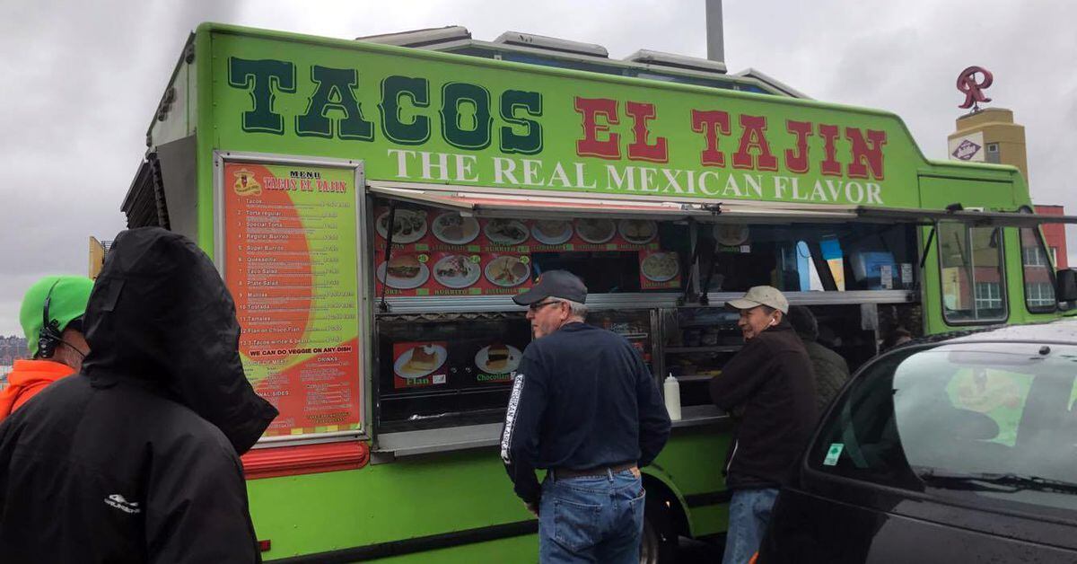 Taco truck on I5 in Seattle serves lunch to stranded drivers